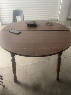 Dining table with lead extender