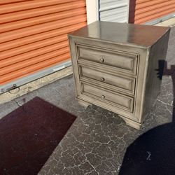 ✨ Chic Gray 3-Drawer Nightstand ✨ Rooms To Go ✨