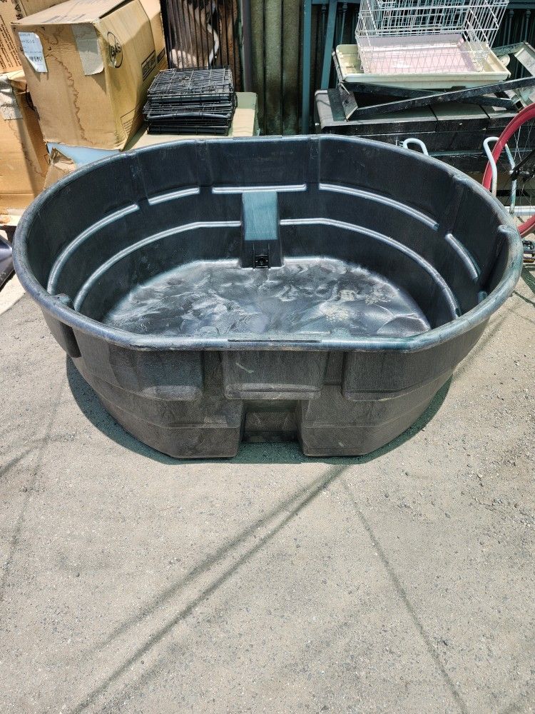 300 Gallon Rubbermaid Tub