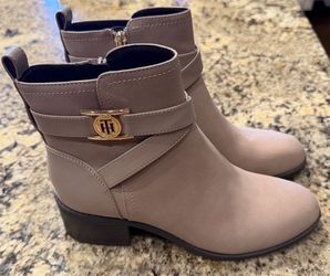 Women’s Boots Size 7 **BRAND NEW**