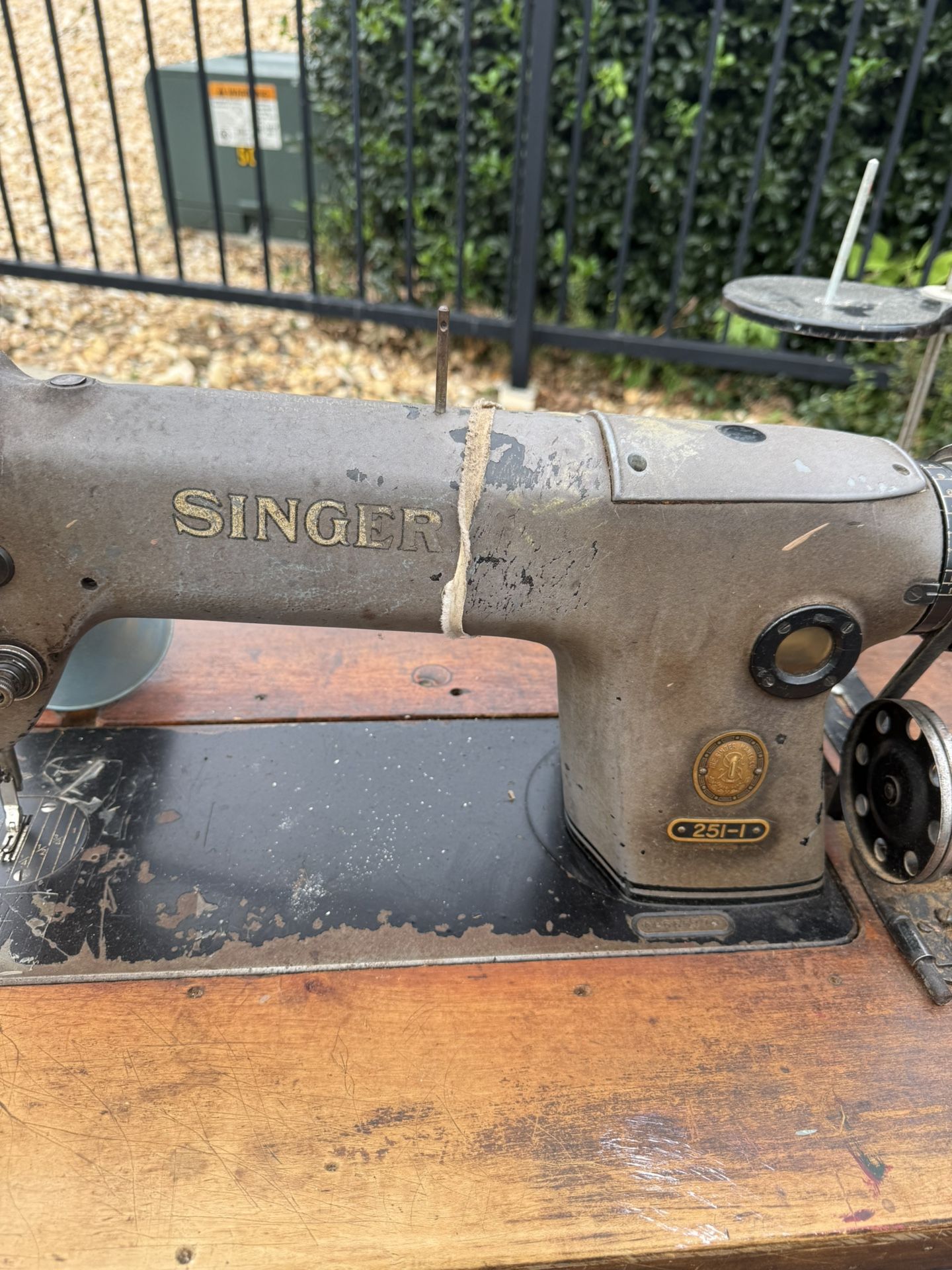 Antique Industrial Singer Sewing Machine Foot Pedal Wooden Table Motor
