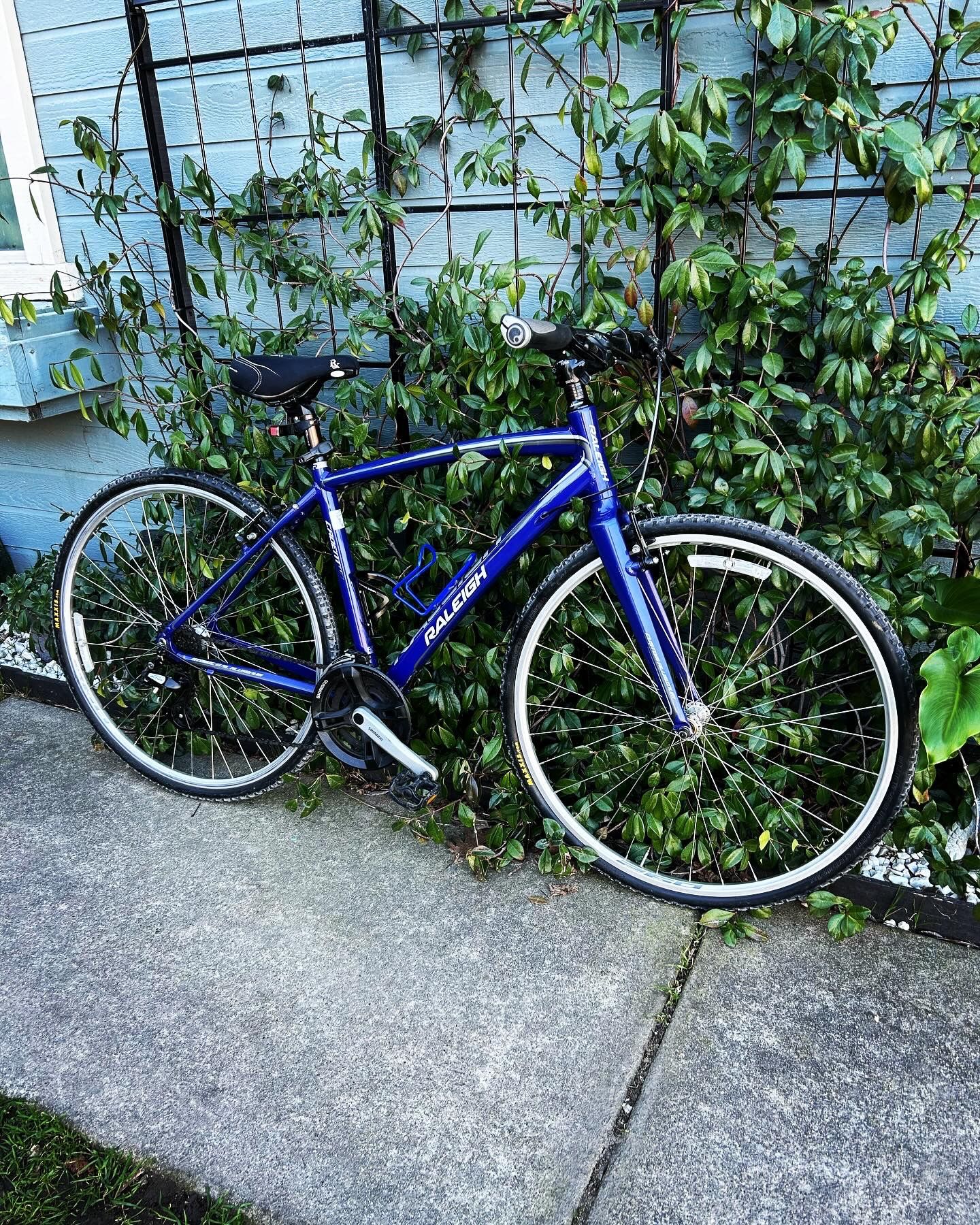 RALEIGH CADENT HYBRID BIKE 700cc Wheels