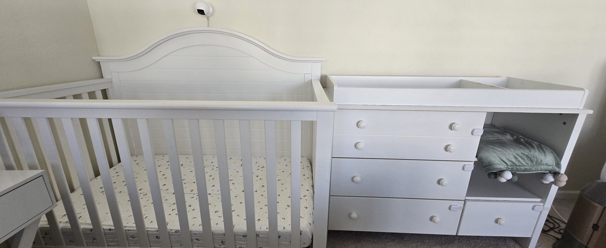 Baby Crib with Mattress + Changing Table – Great Condition