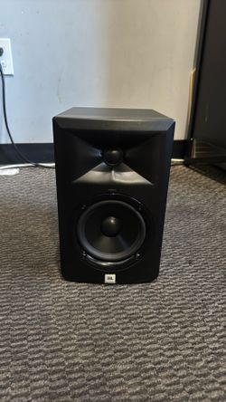 (1) JBL 3 Series LSR305 Powered Monitor