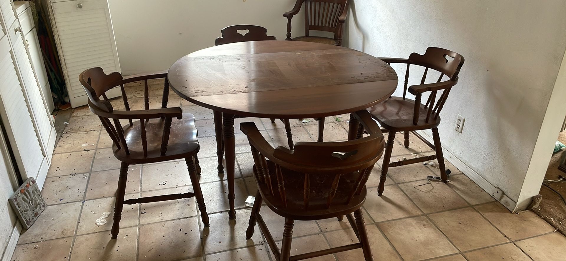 Antique maple wood dining table w 4 chairs. As is pick up deliver. 48x30