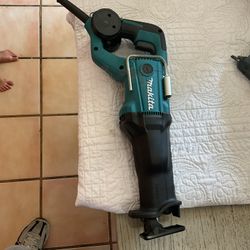 Makita Reciprocating Saw For Parts. I Don’t Know If It Works. The Cable Is Cut Off So I’m Sending This $20