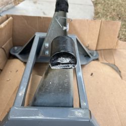 B&W 5th Wheel Hitch (Base Only) GMC Puck System PN: RVB3700