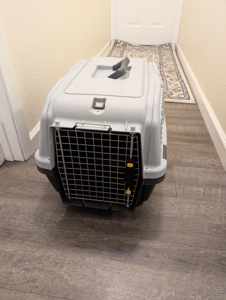 Dog Kennel Small/Medium. Like New!