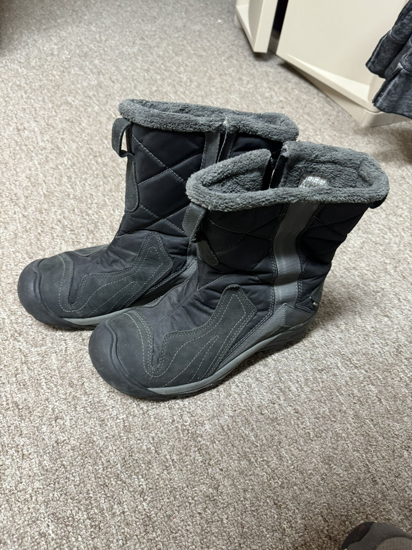 Free Womans Size 8 Snow Boots