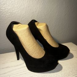 Woman’s Black Heals Size 6