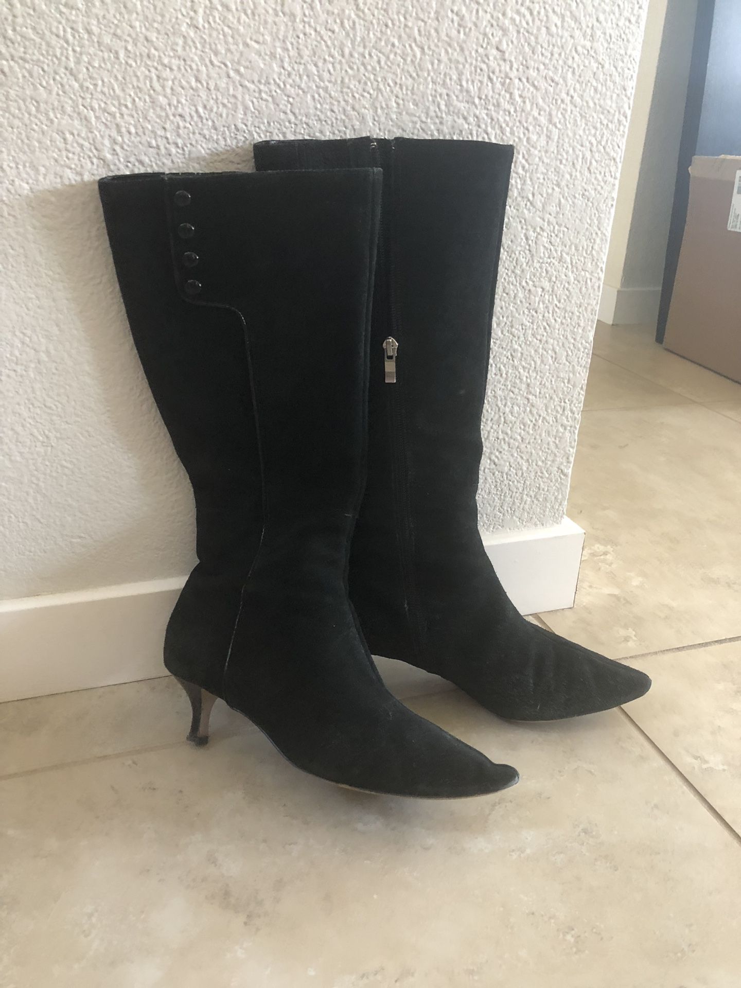 Ellen Tracy black leather/suede boots. Size 7-7.5M