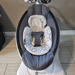 4moms mamaRoo with Newborn Insert - Multi-Motion Baby Swing - Like New Condition