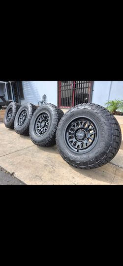 17" METHOD rims w/ 33" Nitto Recon Grappler tires