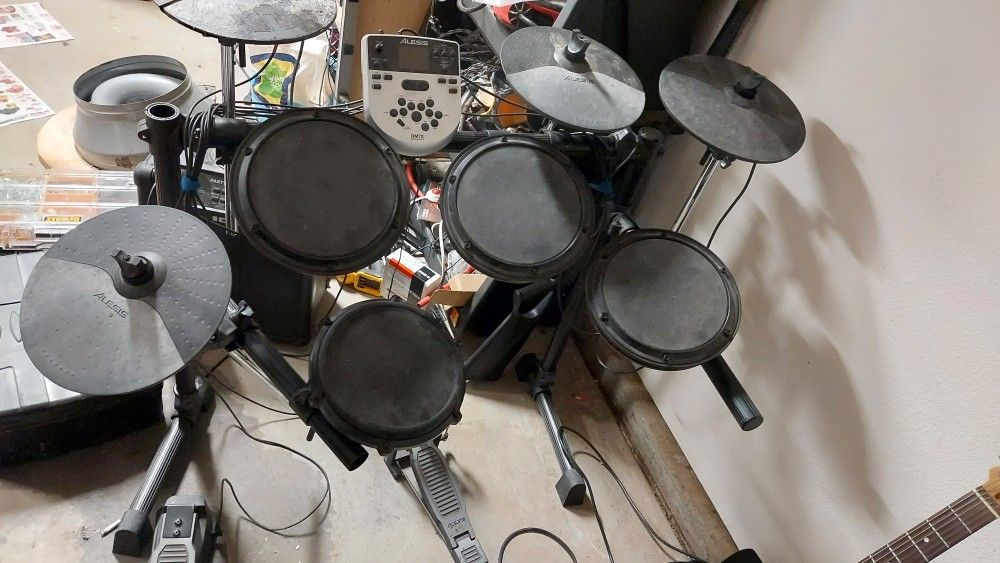 Both Alesis Dm6 And Dm7 Electronic Drum Set