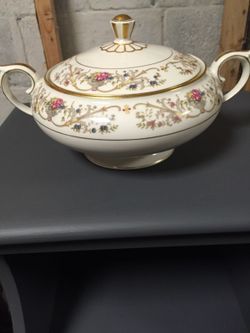 Covered vegetable serving bowl