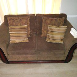 Love Set And Couch Clean Like New We'll Kept 