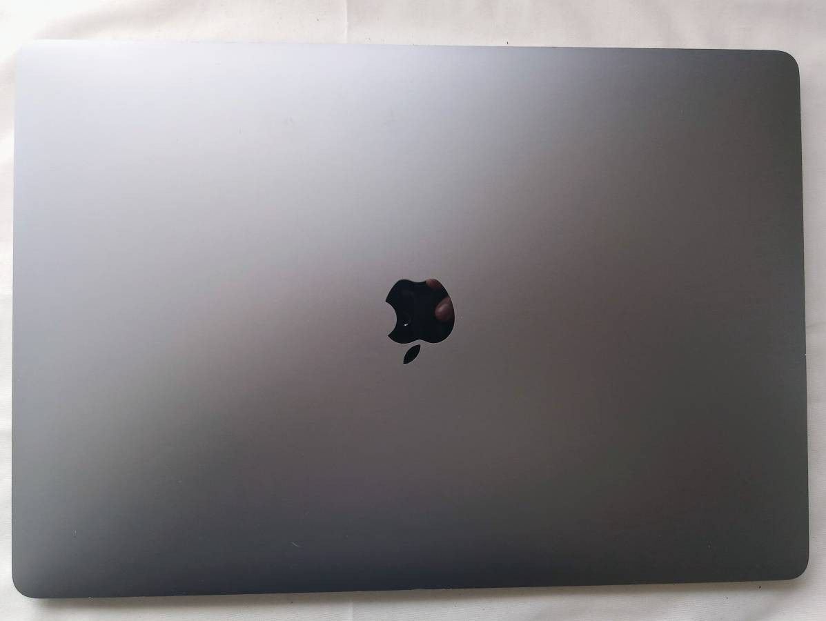 Apple MacBook Pro 16" A2141 Cosmetic Crack Works 100% 500GB SSD Original Owner