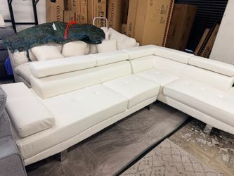 New Sectional Couch with Chaise! Free Delivery 🚚!