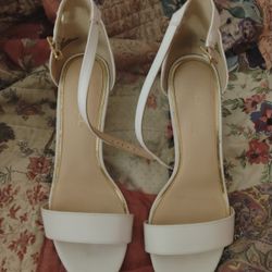 Michael Shannon 8.5 Pump Heels White Used Perfect Condition Absolutely Nothing Wrong. 2.5 Heel