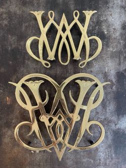 👑VINTAGE Colonial Williamsburg Solid Brass Royal Cypher Trivets 👑