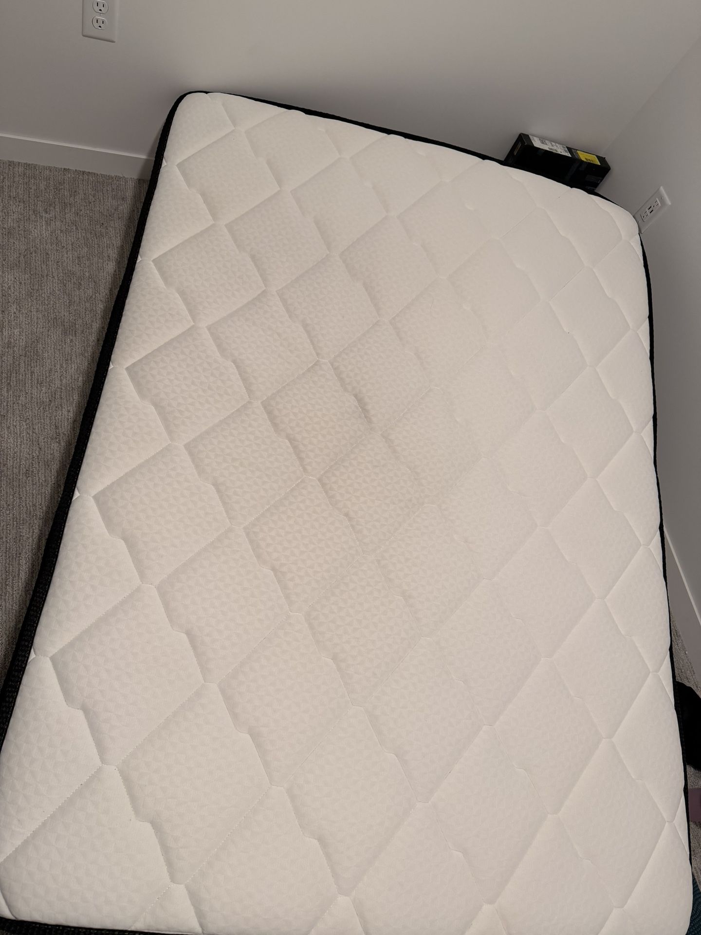 MOLBIUS Full-Size 10″ Hybrid Mattress (Used 5 Months) full size– Excellent Condition