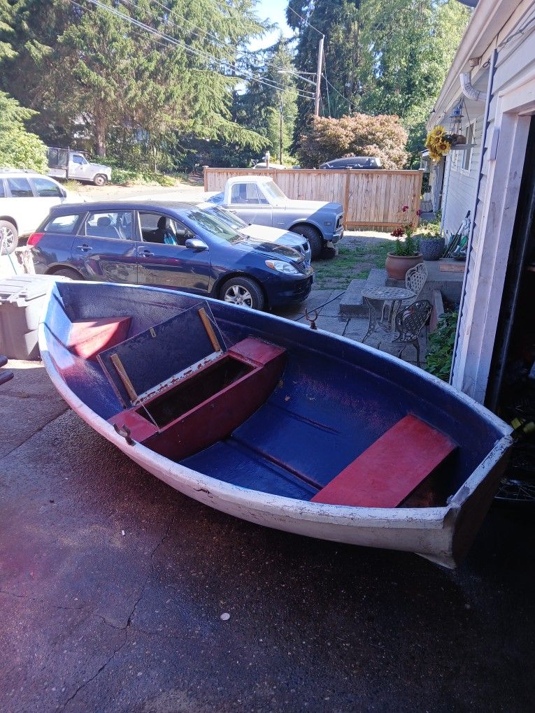 12 Foot Jonh Boat It's Good Flouts N Everything N Has A Secret Compartment 