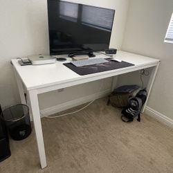 White table/desk