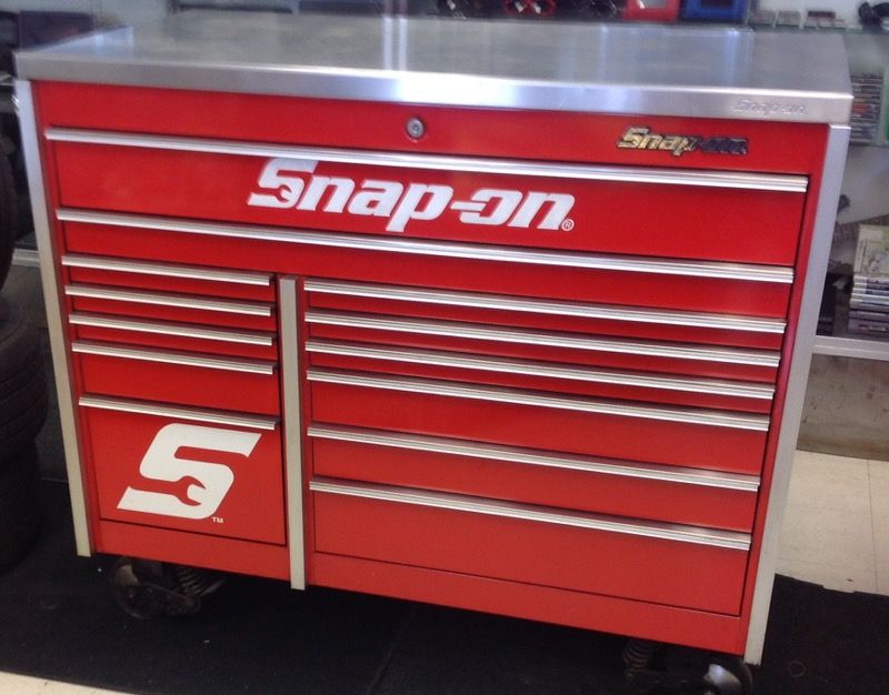 Snap-on roll away tool box