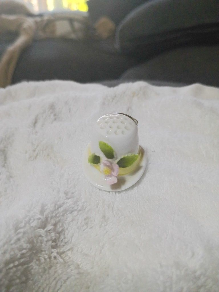Vintage Ernesco White Lady Hat Thimble