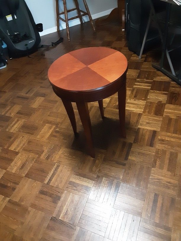 Medium Stain Round Table 17x23