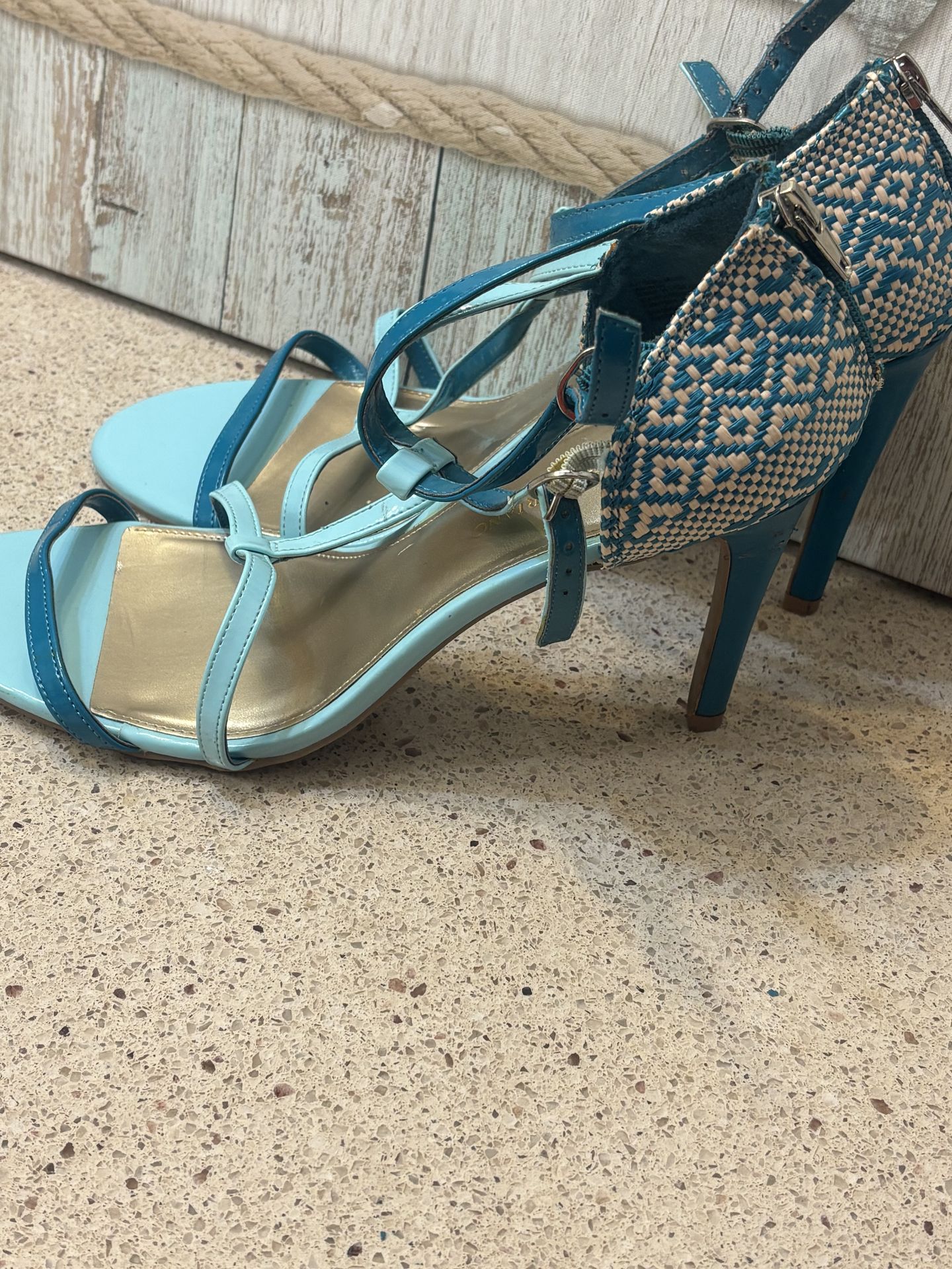 Christian Siriano Size 11 Turquoise Woven Strappy Heels feature a stiletto heel, back zippers, and a woven textured heel counter. Excellent Condition