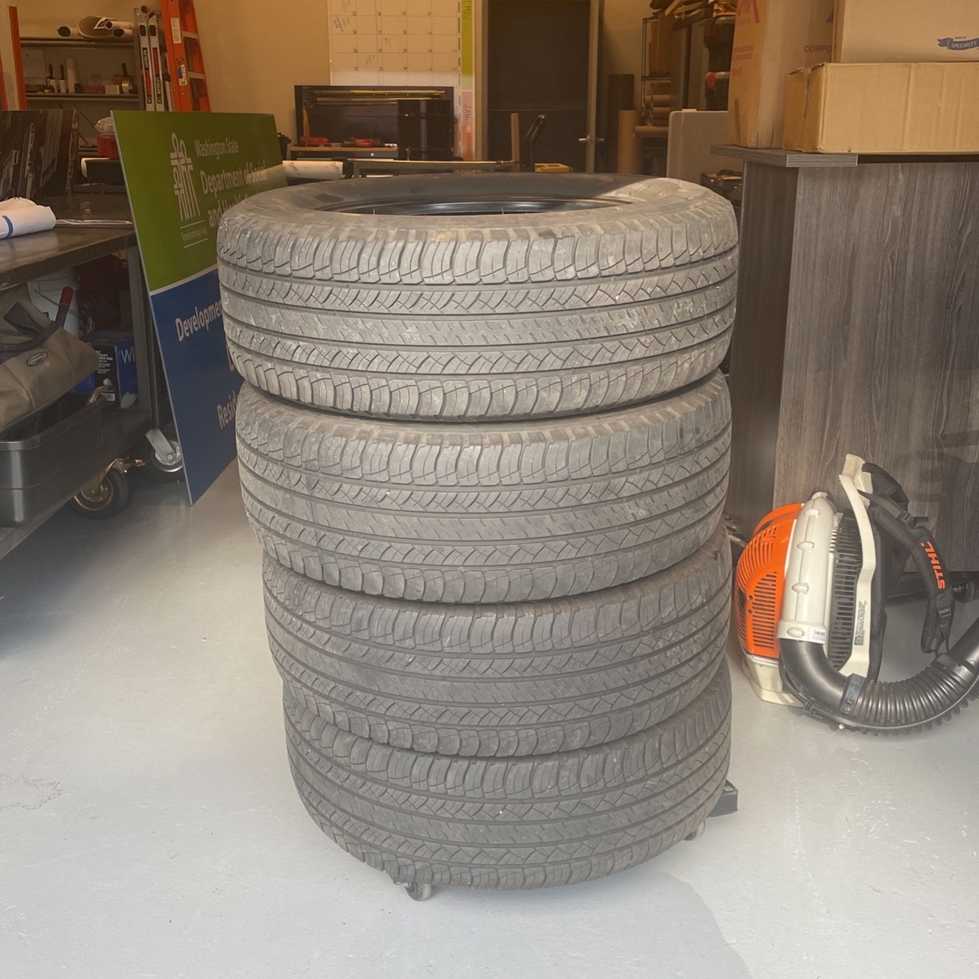 265/60/R18 Michelin Latitude Tour HP for Sale in Tumwater, WA - OfferUp