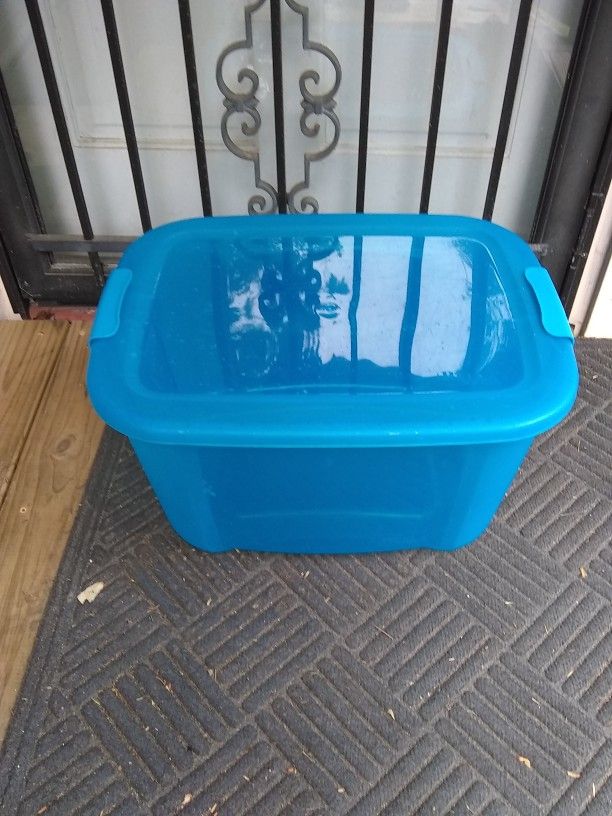 Bella 8 Gallon Storage Container.