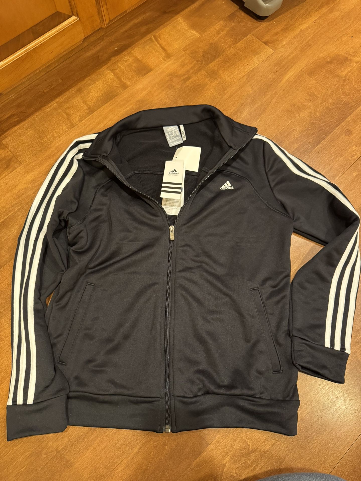 New with tags women’s Adidas zipper jacket shipping available