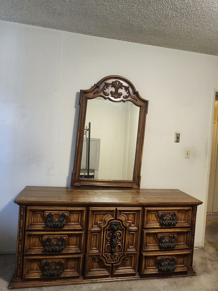 Dresser With Mirror