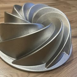 Nordic Ware Heritage Bundt Pan – Swirl Design, Heavy Cast Aluminum