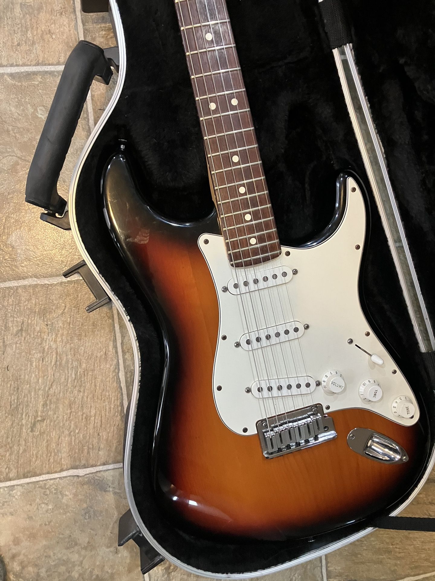Fender Stratocaster American Y2K 2000’s + TSA certified Traveling Case!