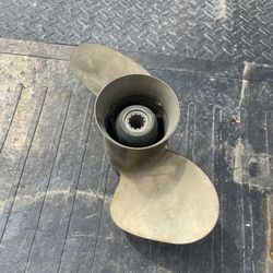Proellers For Outboard Motors; Vintage And Antique Also. Mercury And OMC, Some Solid Bronze. Prices Very.
