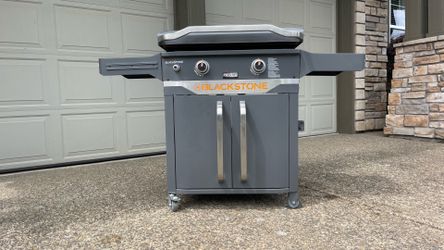 Blackstone ProSeries 2-Burner 28” Propoane with Cabinet and Hood WITH TONS OF EXTRAS