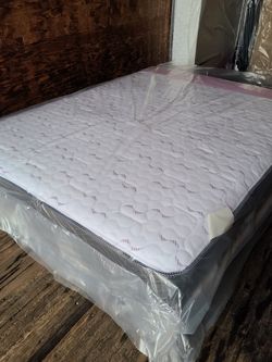 New queen mattress and. Box spring 2 pc