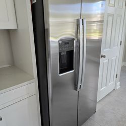 Refrigerator GE 25 CuFt Side By Side Less Than One Year Used. Still In Waranty 