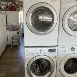 LG Front Load Washer And Gas Dryer Stackable Set In Excellent Condition 