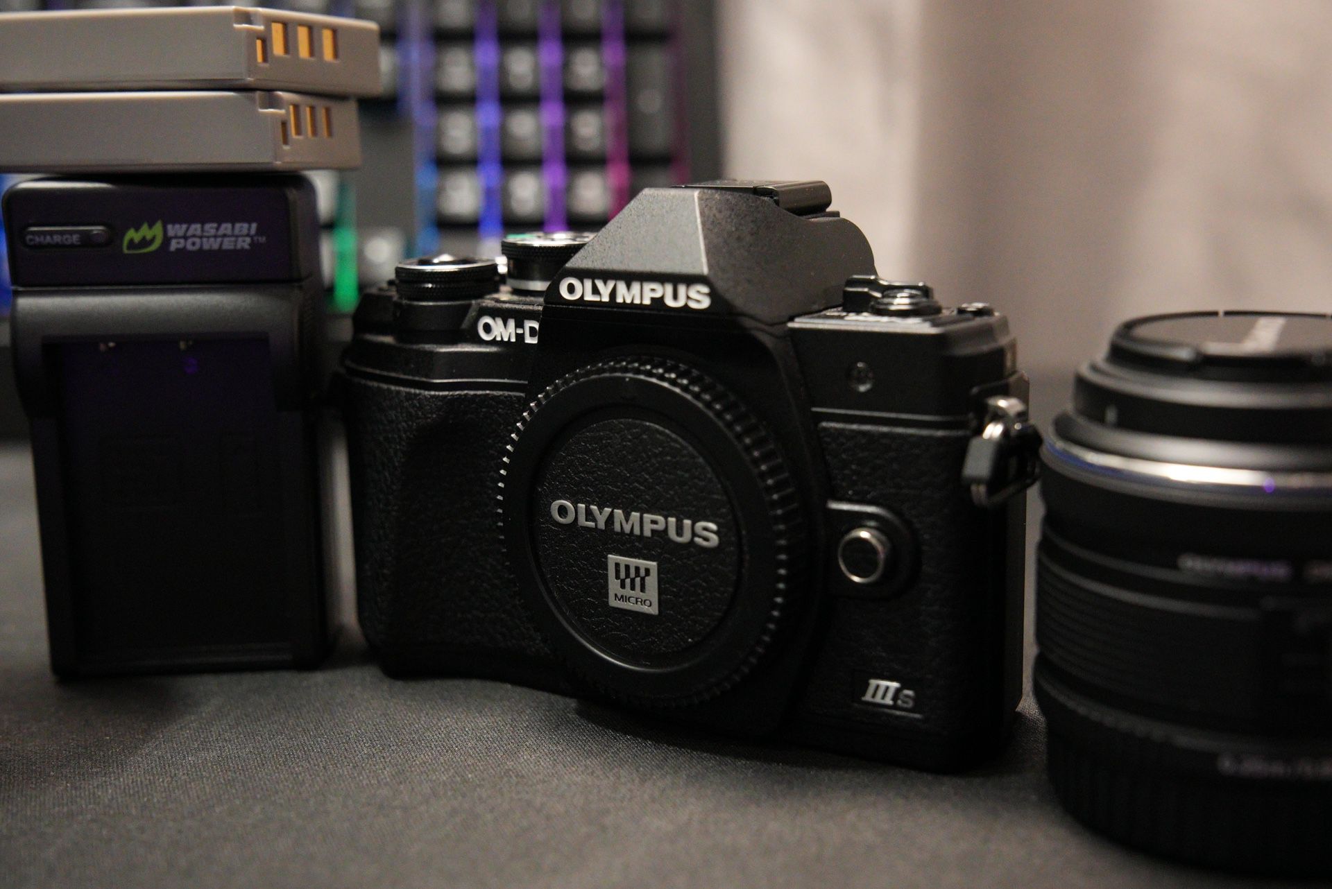 Olympus OM-D E-M10 Mark IV Cuerpo de cámara negro y lente Olympus M.Zuiko Digital