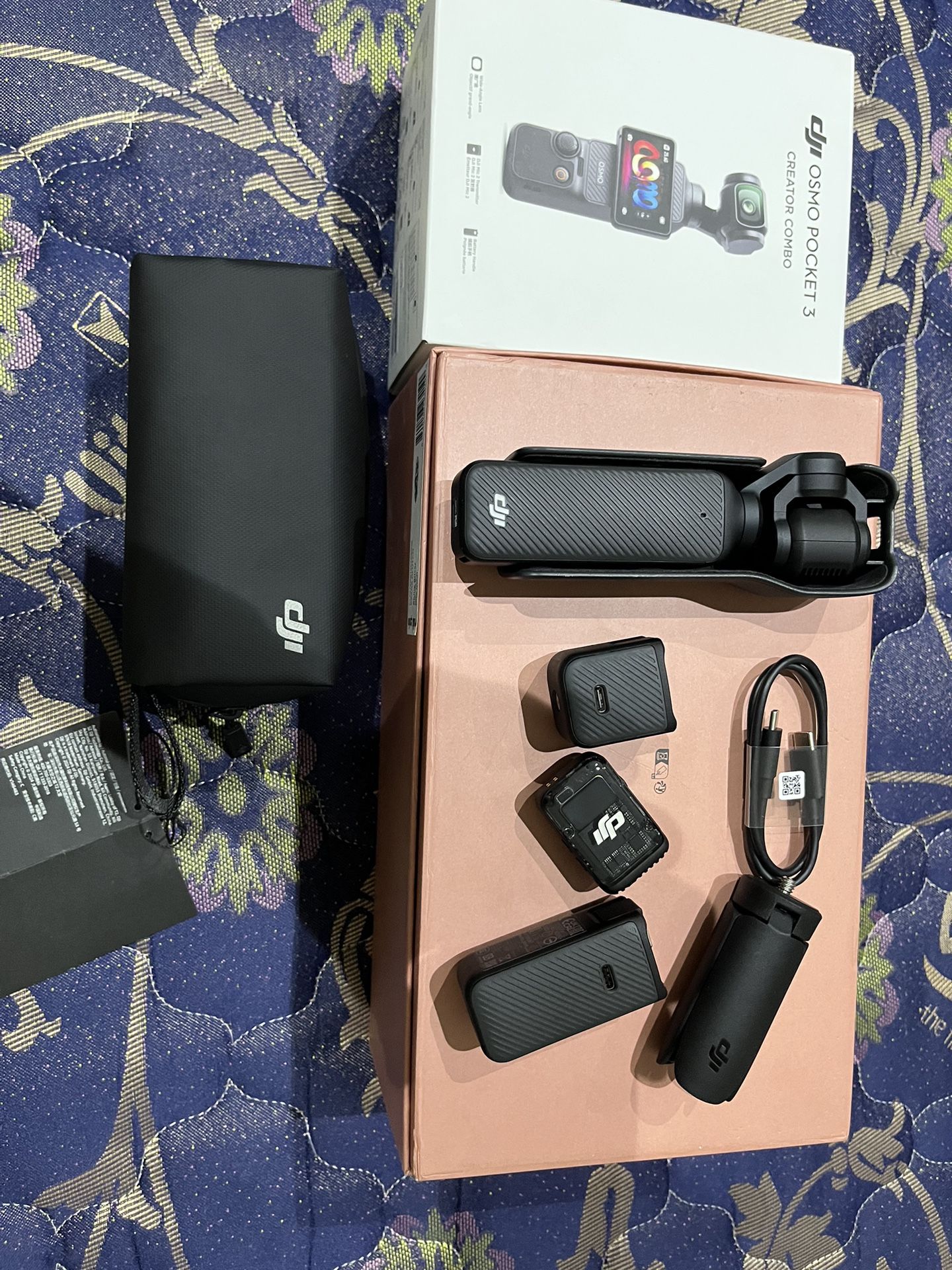 DJI Osmo Pocket 3 Creator Combo 4K Gimbal + 512GB microSD