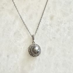 Light grey cubic zirconia pearl pendant necklace 