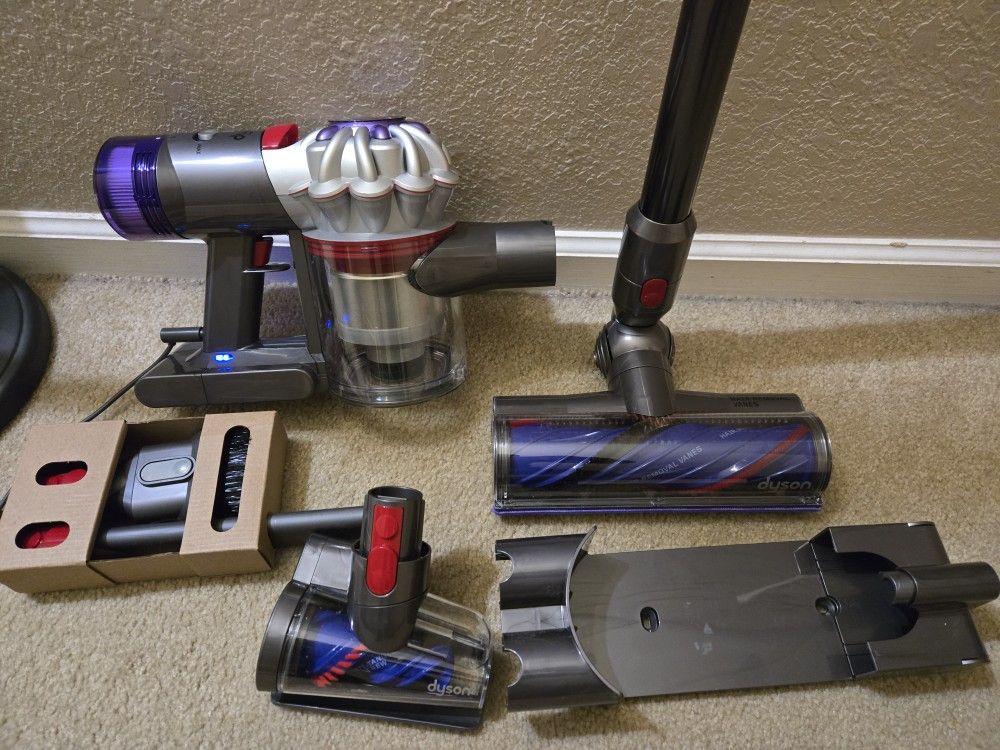 Dyson V8