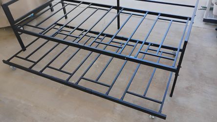 Daybed with trundle
