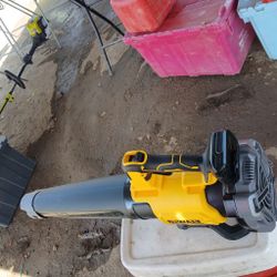 DEWALT
FLEXVOLT 60V MAX 125 MPH 600 CFM Brushless Cordless Battery Powered Blower - (Tool Only)