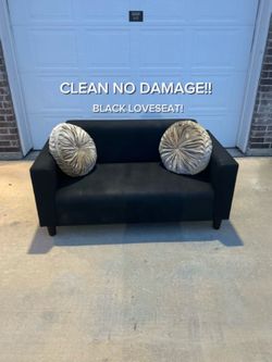 Black Loveseat Couch – Clean, Comfy, Small‑Space Friendly