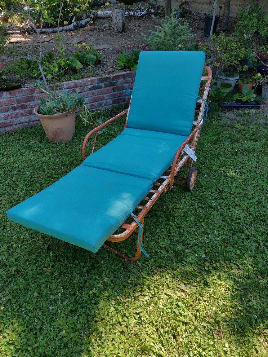 Vintage metal shabby chic chaise lounge patio chair